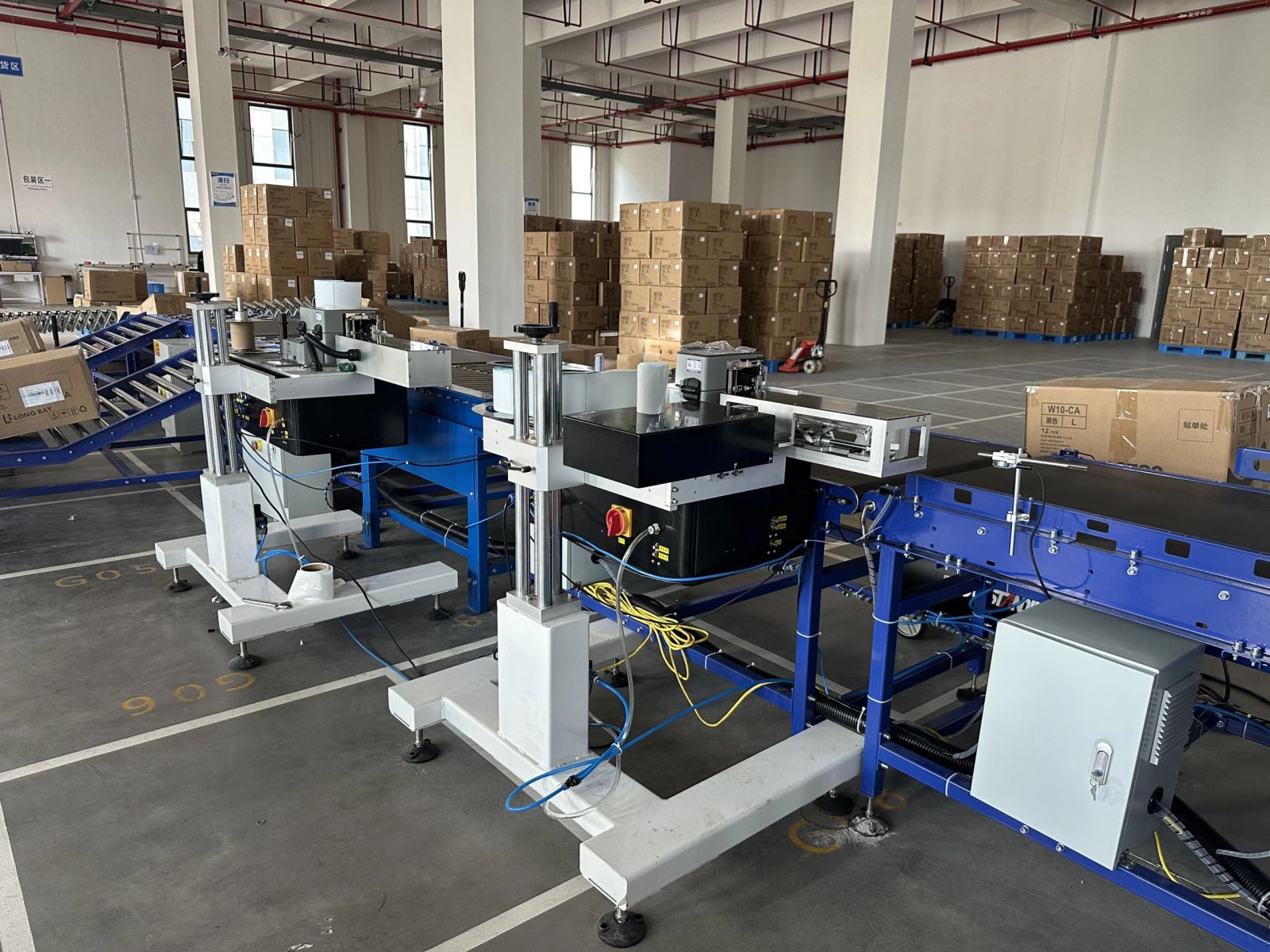 Automatic print and apply labeling heads set over the outbound belt conveyor